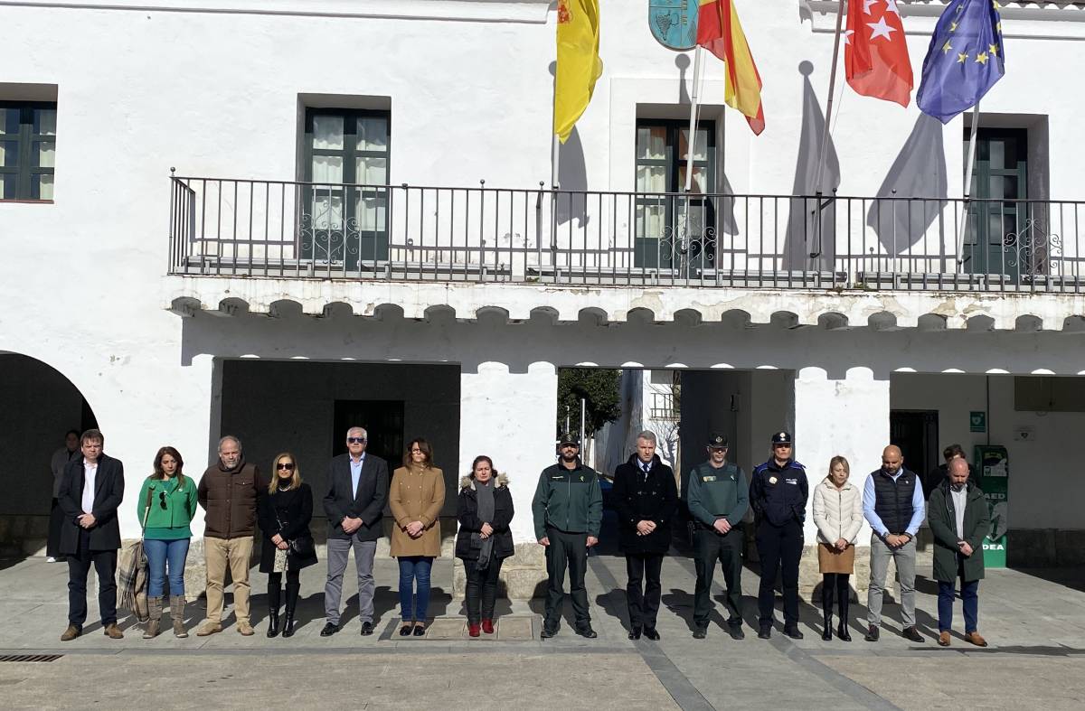
                                                    Minuto de silencio en Villanueva del Pardillo en memoria de los dos guardias civiles asesinados en Barbate