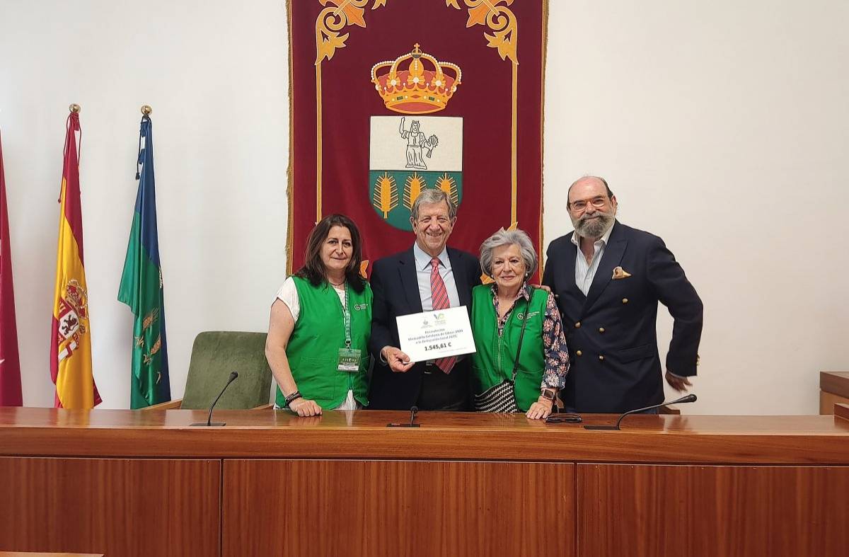 Villanueva de la Cañada entrega a la AECC la recaudación del Mercado Solidario de Libros 