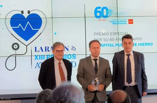 El Hospital Puerta de Hierro recibe, en su 60º aniversario, el premio a toda su trayectoria otorgado por el periódico La Razón.