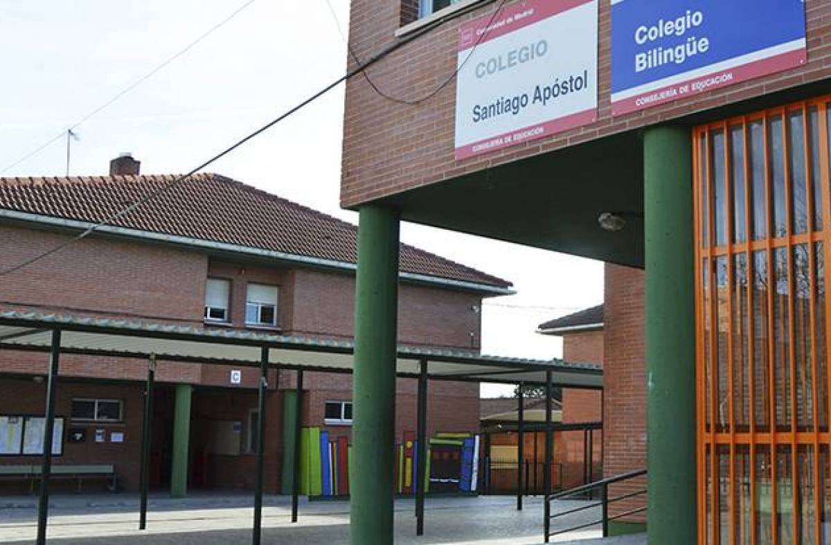 Villanueva de la Cañada y Cruz Roja colaboran para crear espacios de apoyo a la infancia vulnerable en el CEIP Santiago Apóstol
