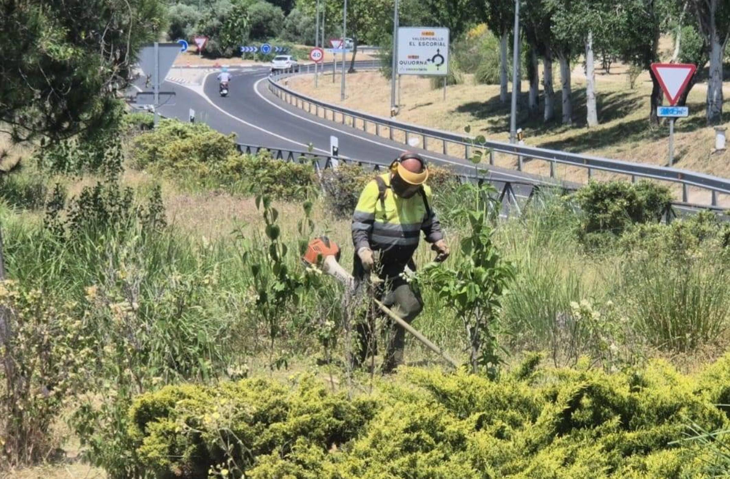 El Ayuntamiento de Villanueva realiza labores de desbroce municipal y pide a los propietarios mantener sus parcelas limpias