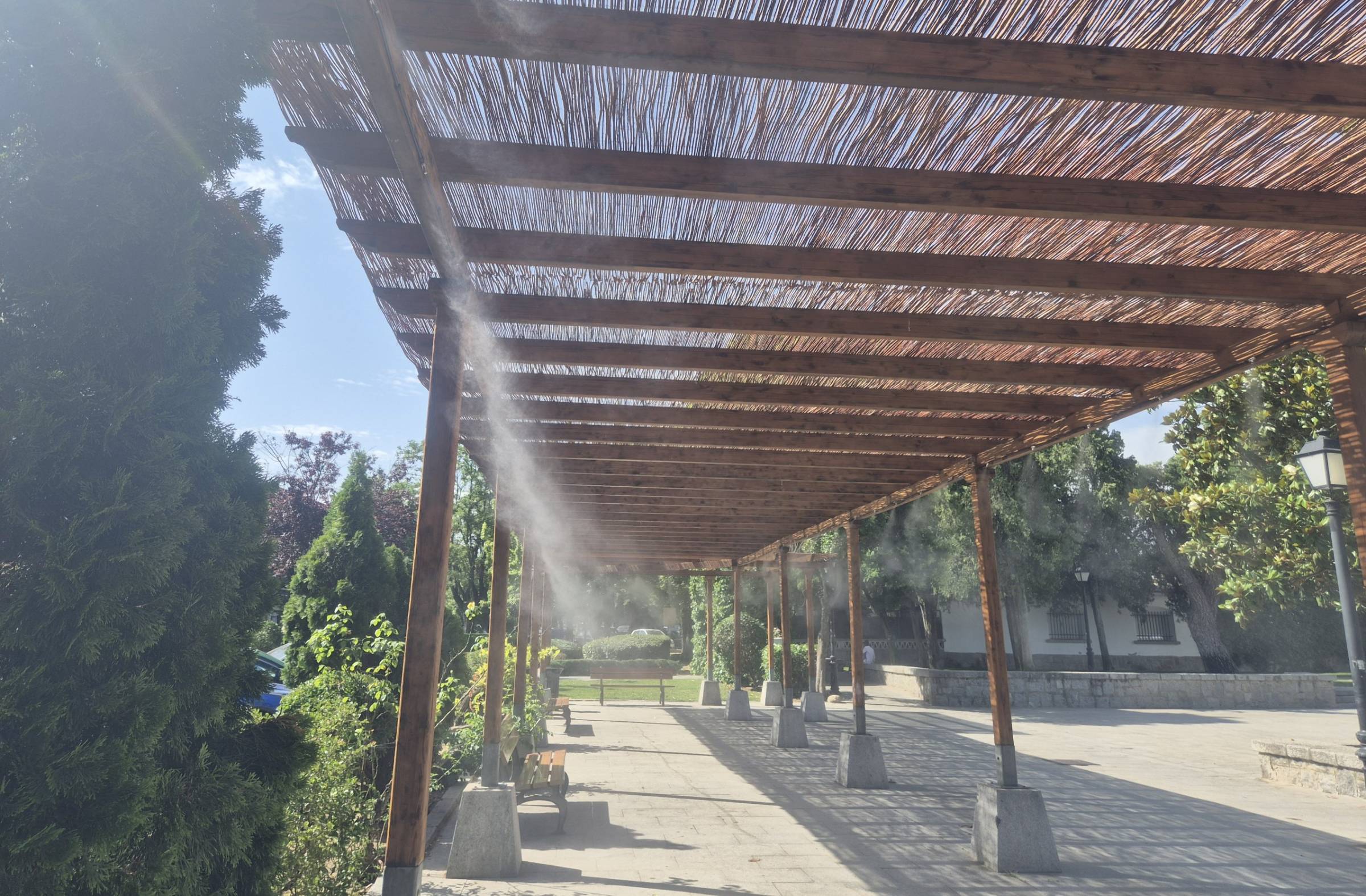 La pérgola de la Plaza de España de Villanueva de la Cañada estrena un sistema de nebulización para reducir el calor