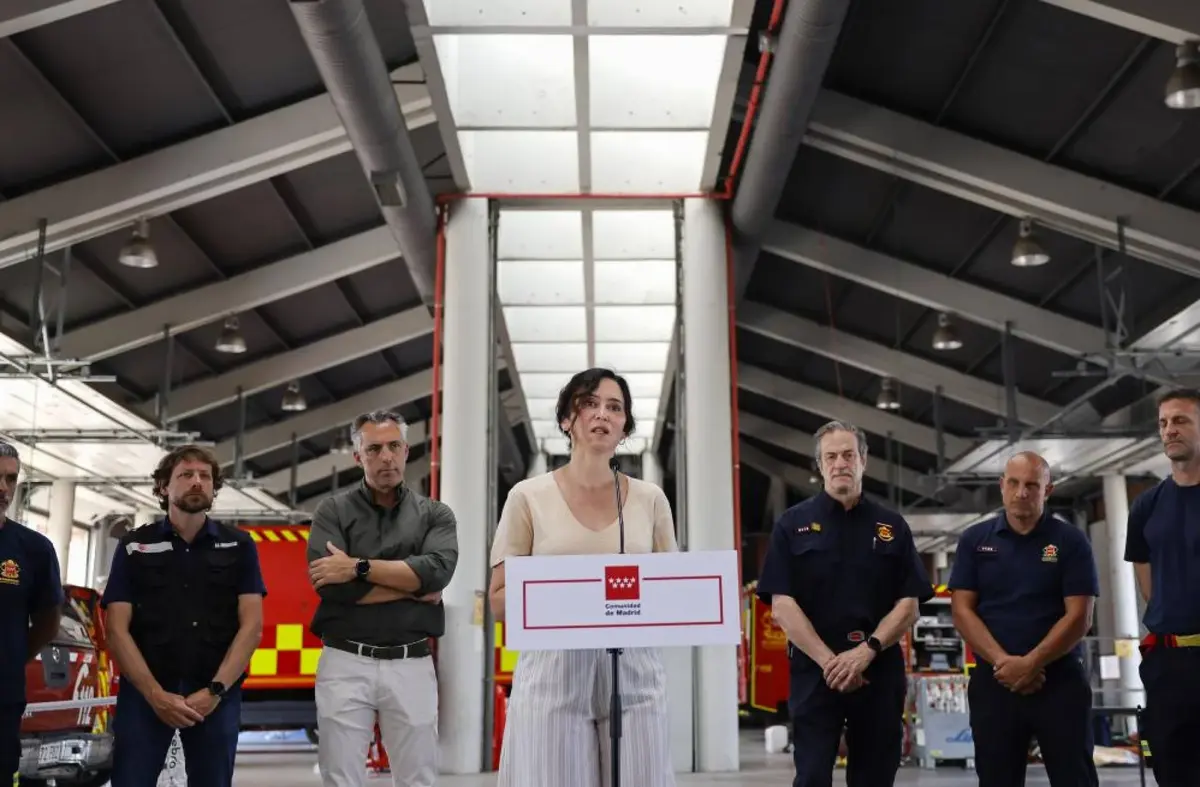Díaz Ayuso visita el Parque de Bomberos de Las Rozas y anuncia ayudas especiales para paliar los efectos de los incendios en la región
