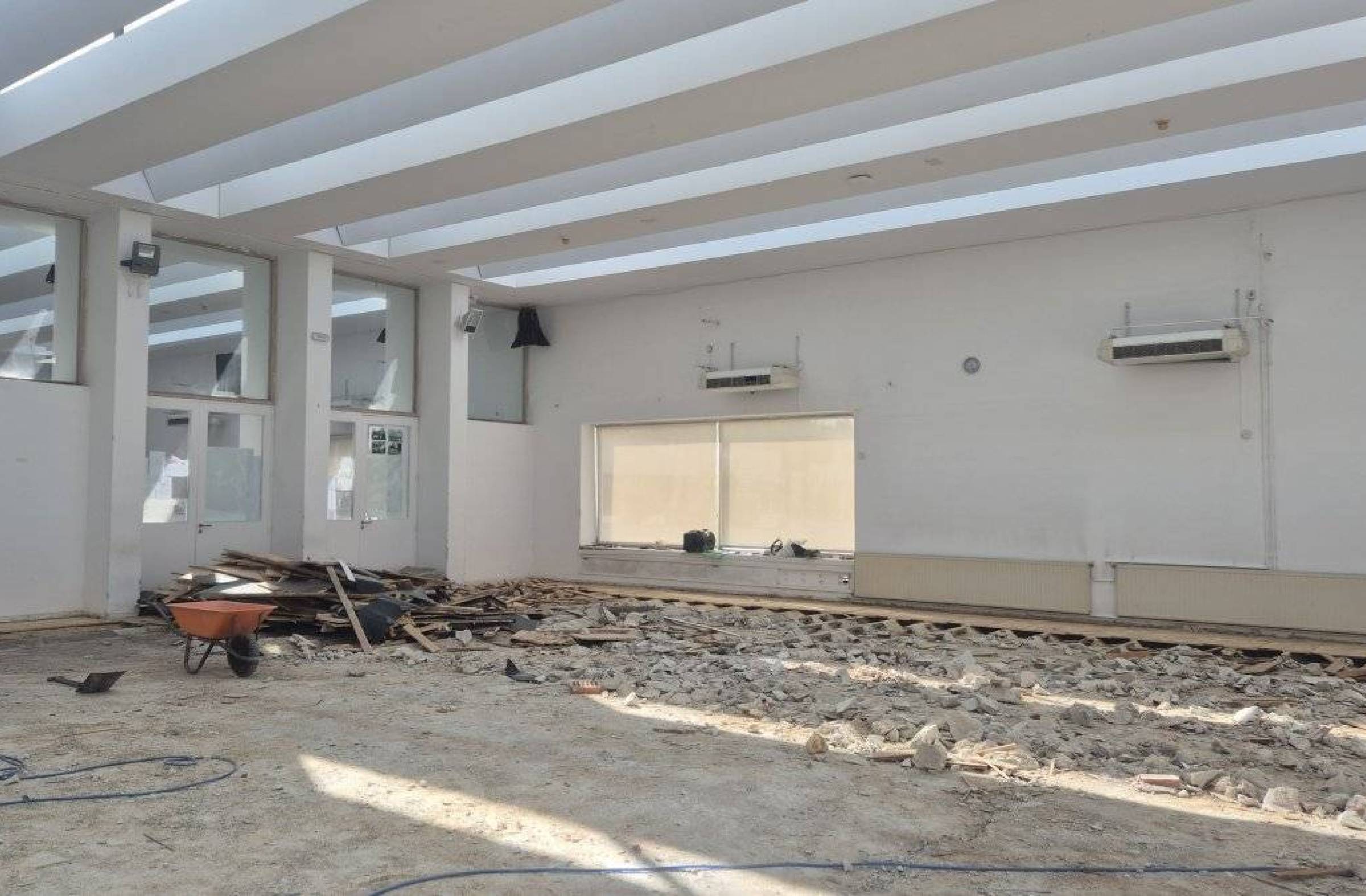En marcha la renovación del suelo en el aula 1 del C. C. La Despernada de Villanueva de la Cañada