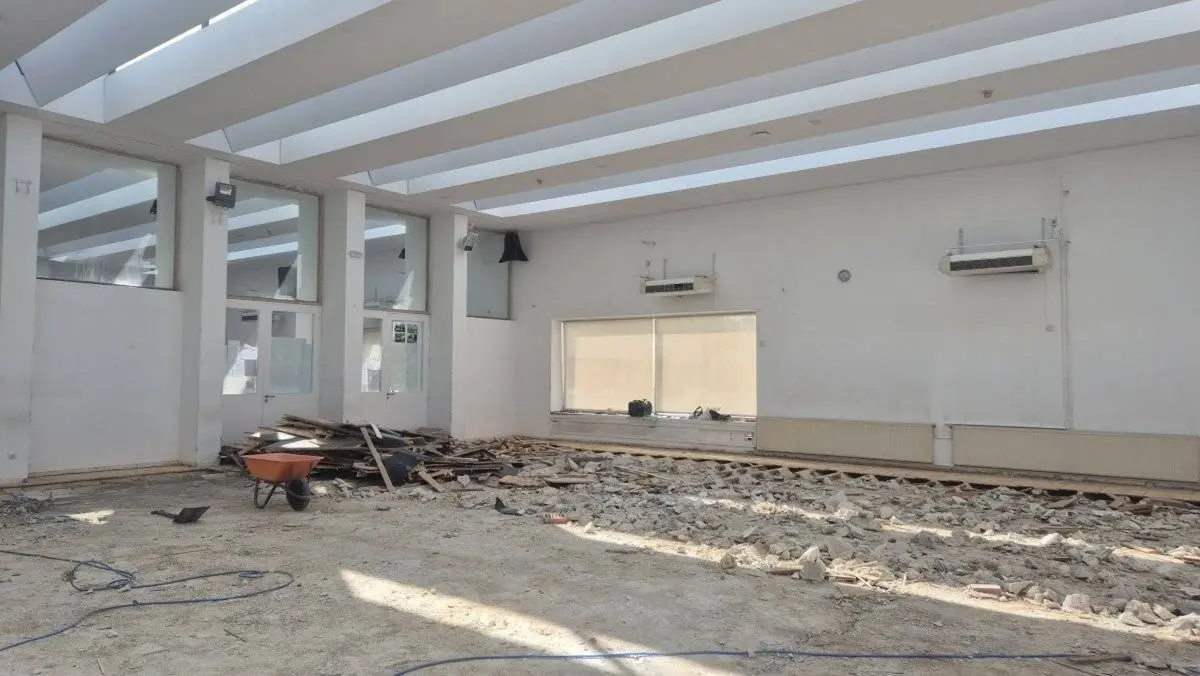 En marcha la renovación del suelo en el aula 1 del C. C. La Despernada de Villanueva de la Cañada