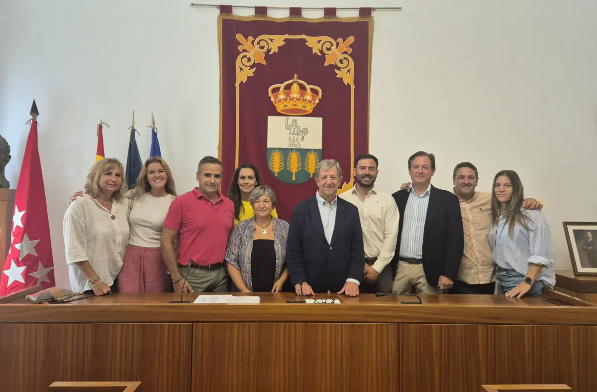 El alcalde de Villanueva de la Cañada entrega la recaudación de las Fiestas Patronales a la asociación STOP-FA