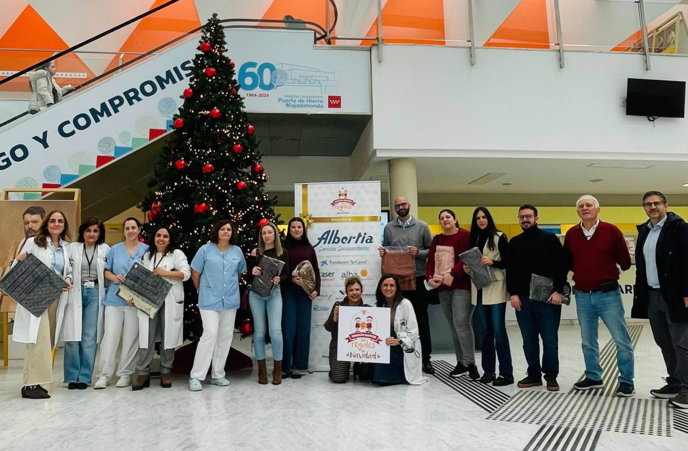 
                                                    'Ningún Mayor Sin Regalos' vuelve al Hospital Puerta de Hierro para alegrar la Navidad de los pacientes mayores