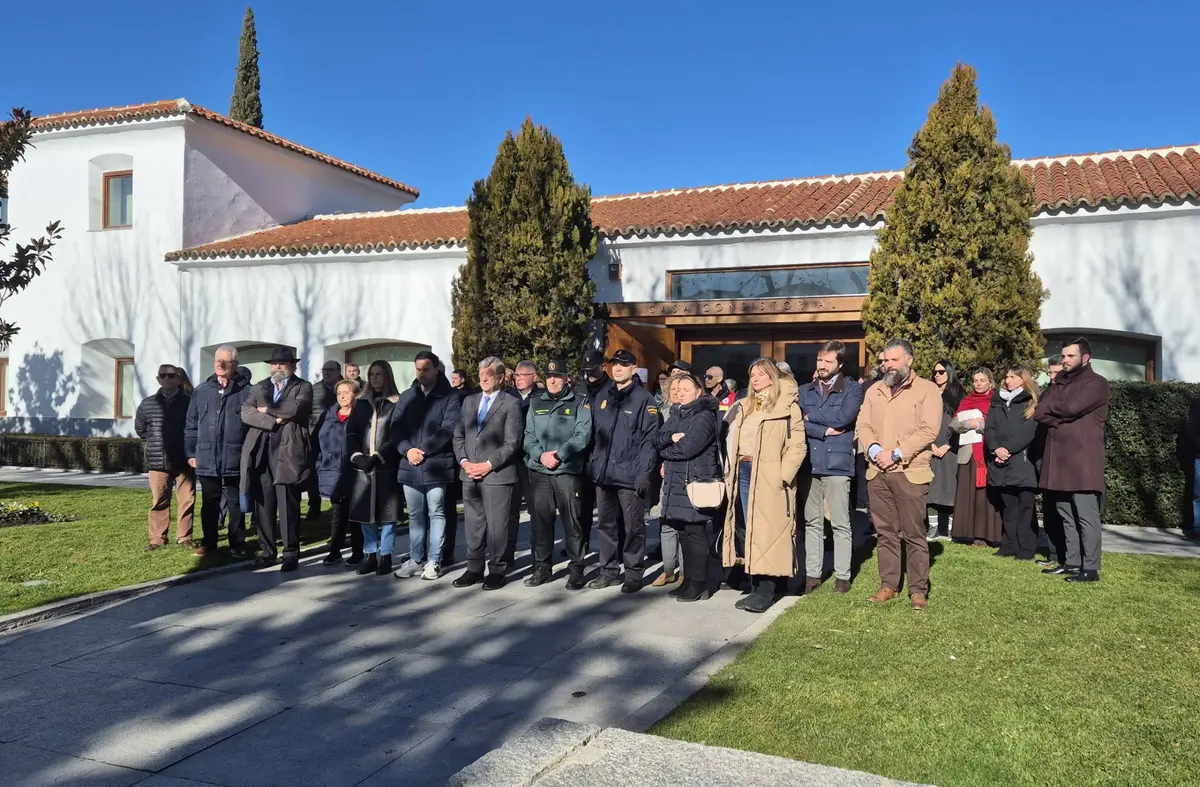 Villanueva de la Cañada guarda un minuto de silencio por las víctimas del accidente ferroviario en Córdoba