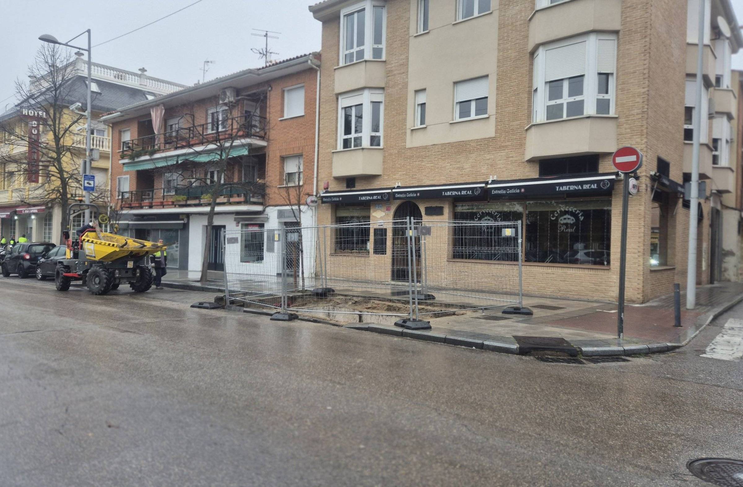 
                                                    El Ayuntamiento de Villanueva de la Cañada sustituye varios contenedores de basura soterrados por modelos en superficie