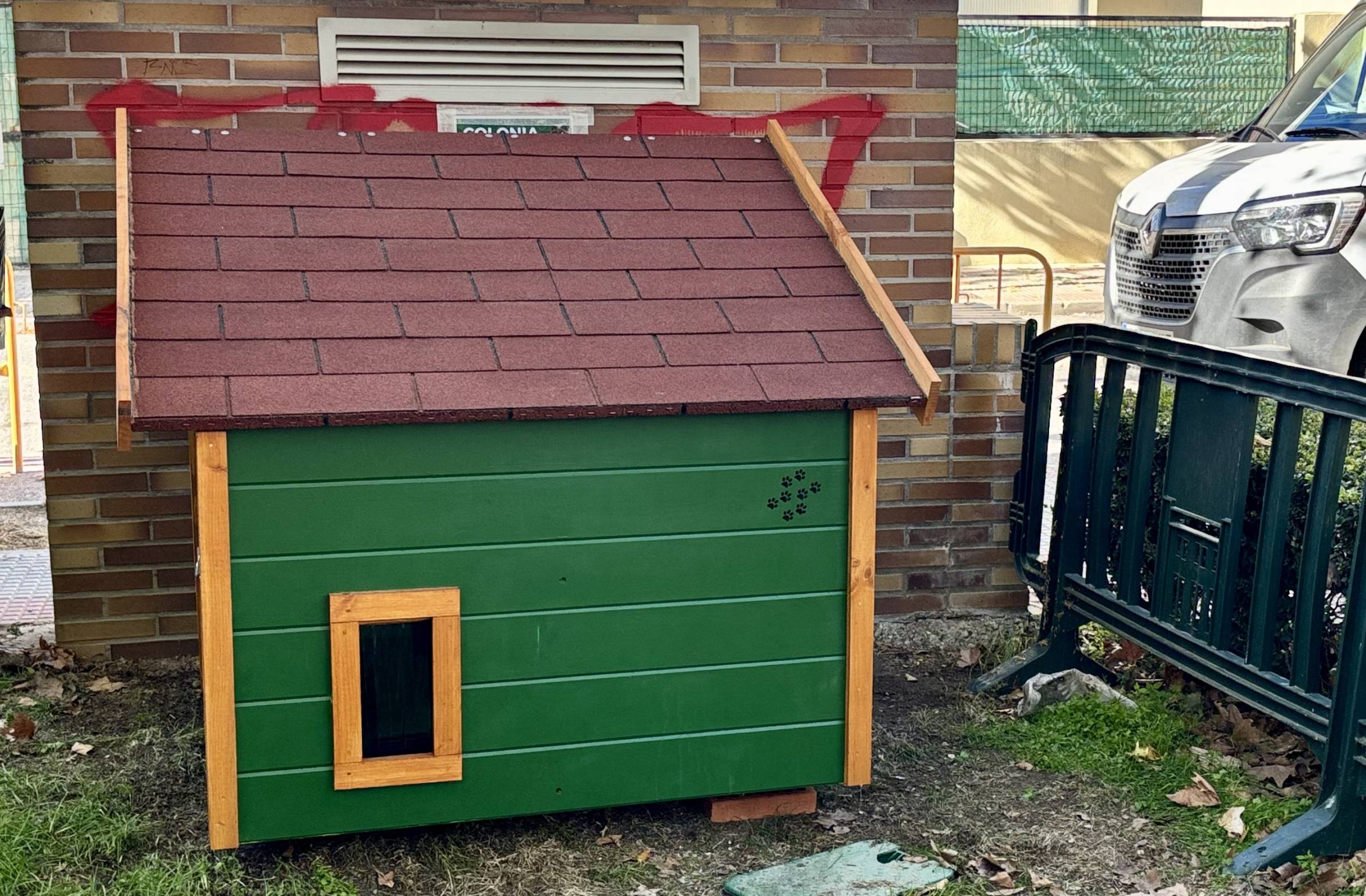 
                                                    Villanueva del Pardillo avanza en la protección de las colonias felinas con la instalación de nuevas casetas