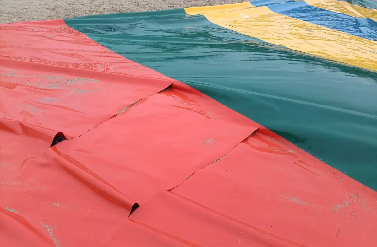 Actos vandálicos en Villanueva del Pardillo dejan inutilizada la colchoneta del parque de la calle Sierra de Alcudia