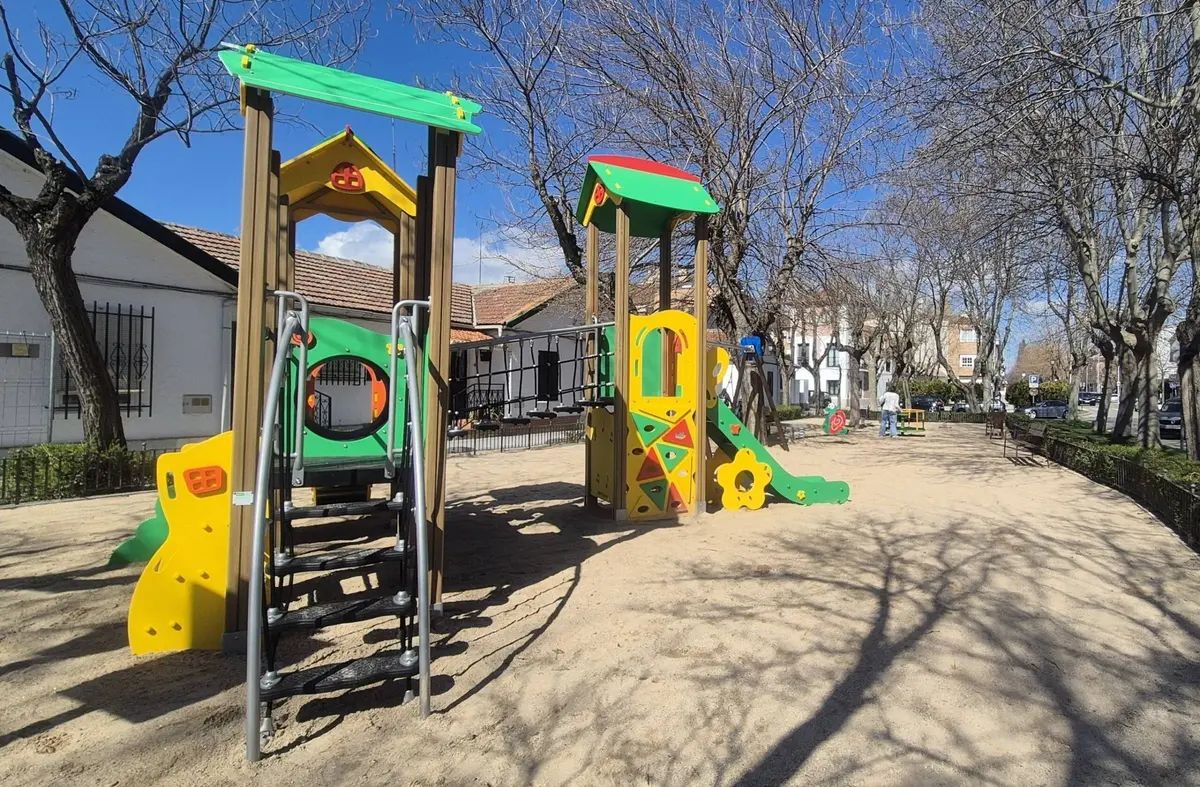 Villanueva de la Cañada estrena la zona infantil de la calle Real tras su renovación