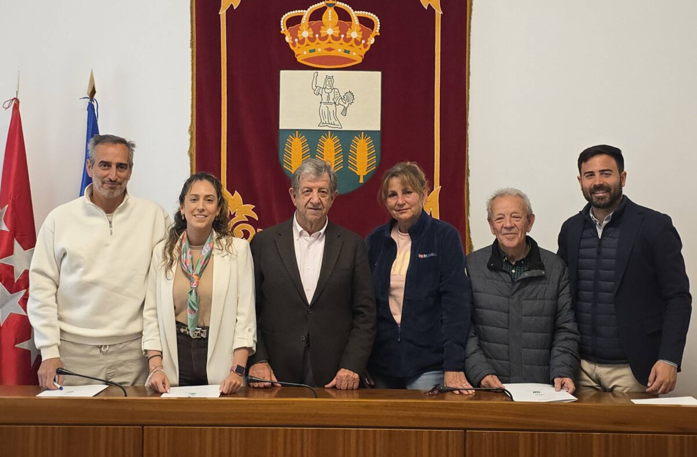 
                                                    El Ayuntamiento de Villanueva de la Cañada renueva el convenio de colaboración con las peñas locales