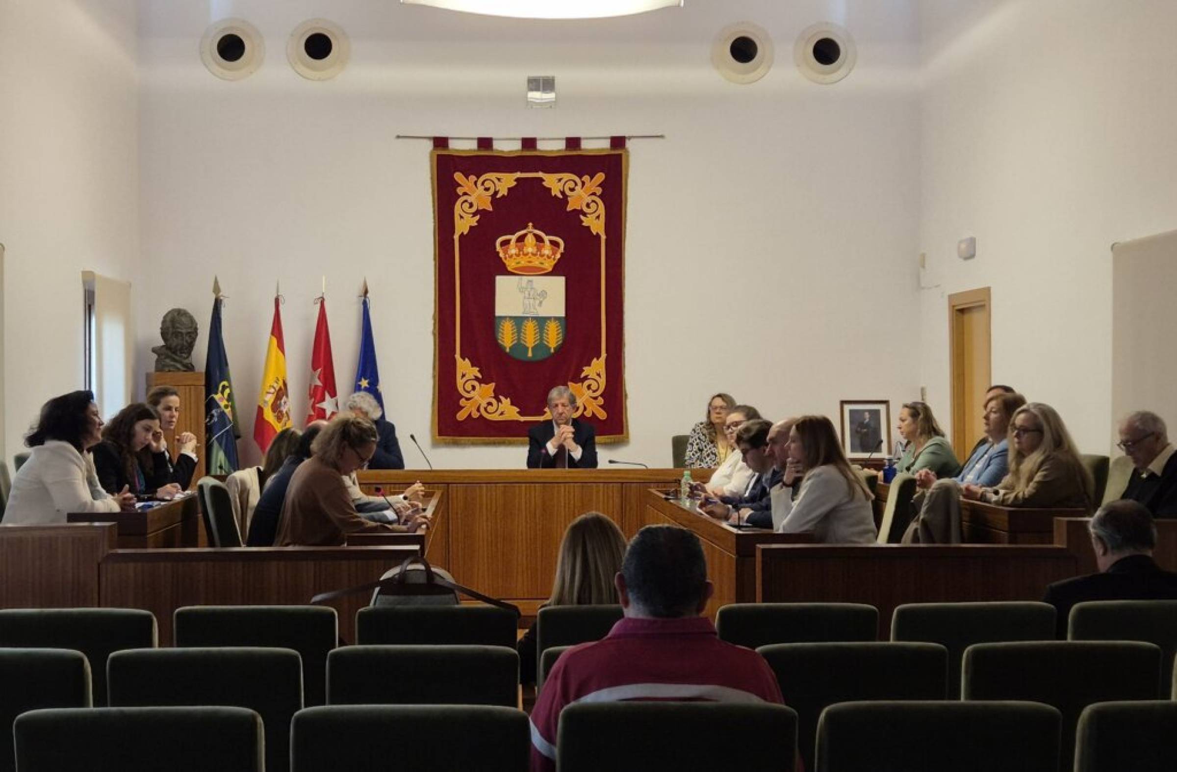 
                                                    El Pleno de Villanueva de la Cañada manifiesta su rechazo a la política migratoria del Gobierno de España y reprueba su gestión