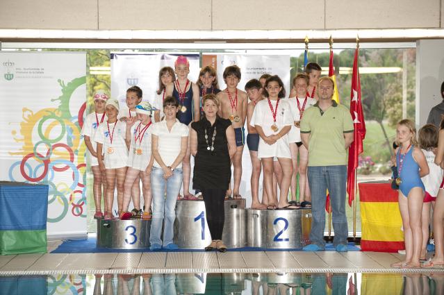 Más de 200 personas asisten a la final de la I Liga de Jóvenes nadadores.
