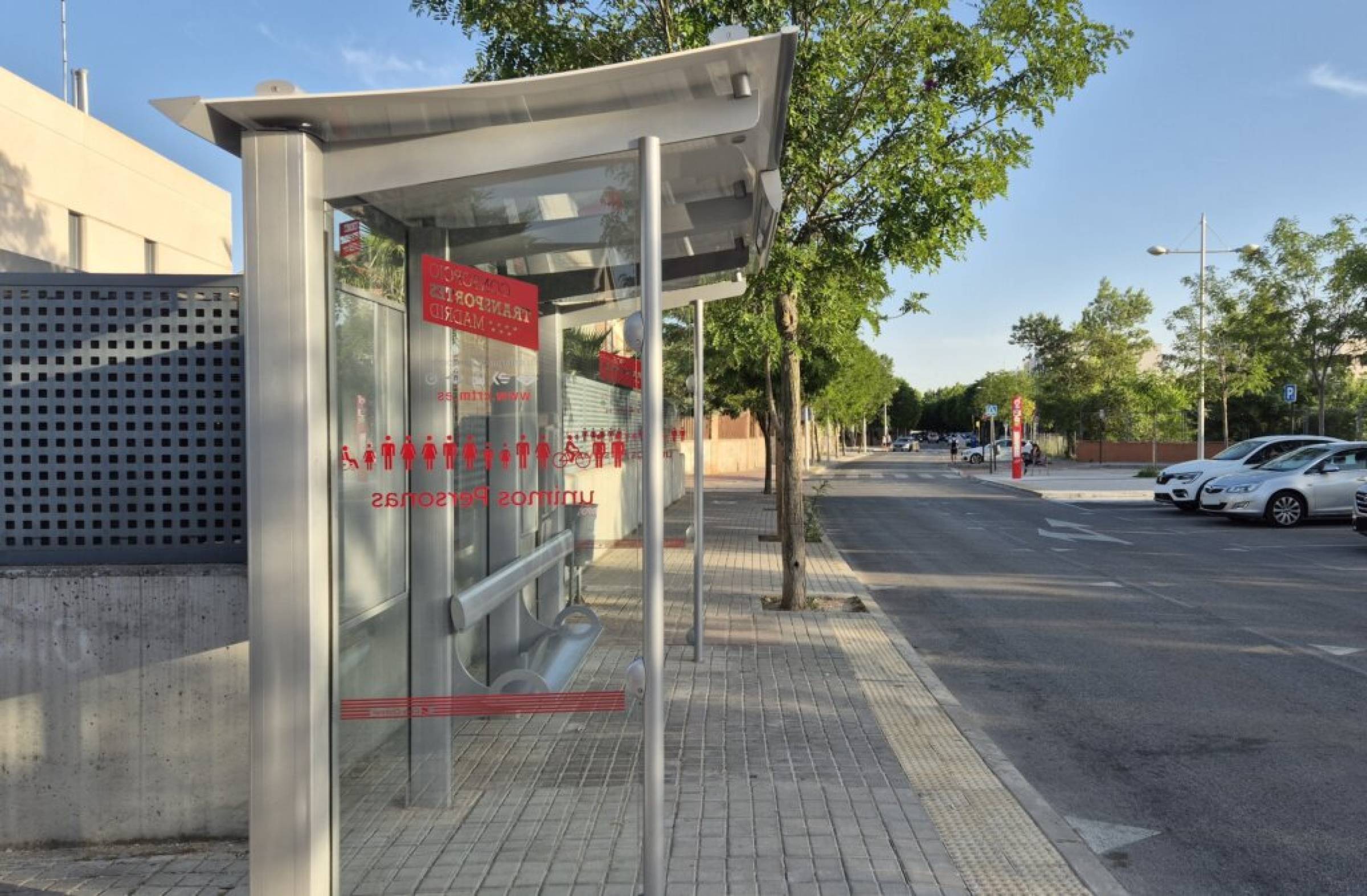 
                                                    Villanueva de la Cañada renueva paradas y marquesinas de autobús