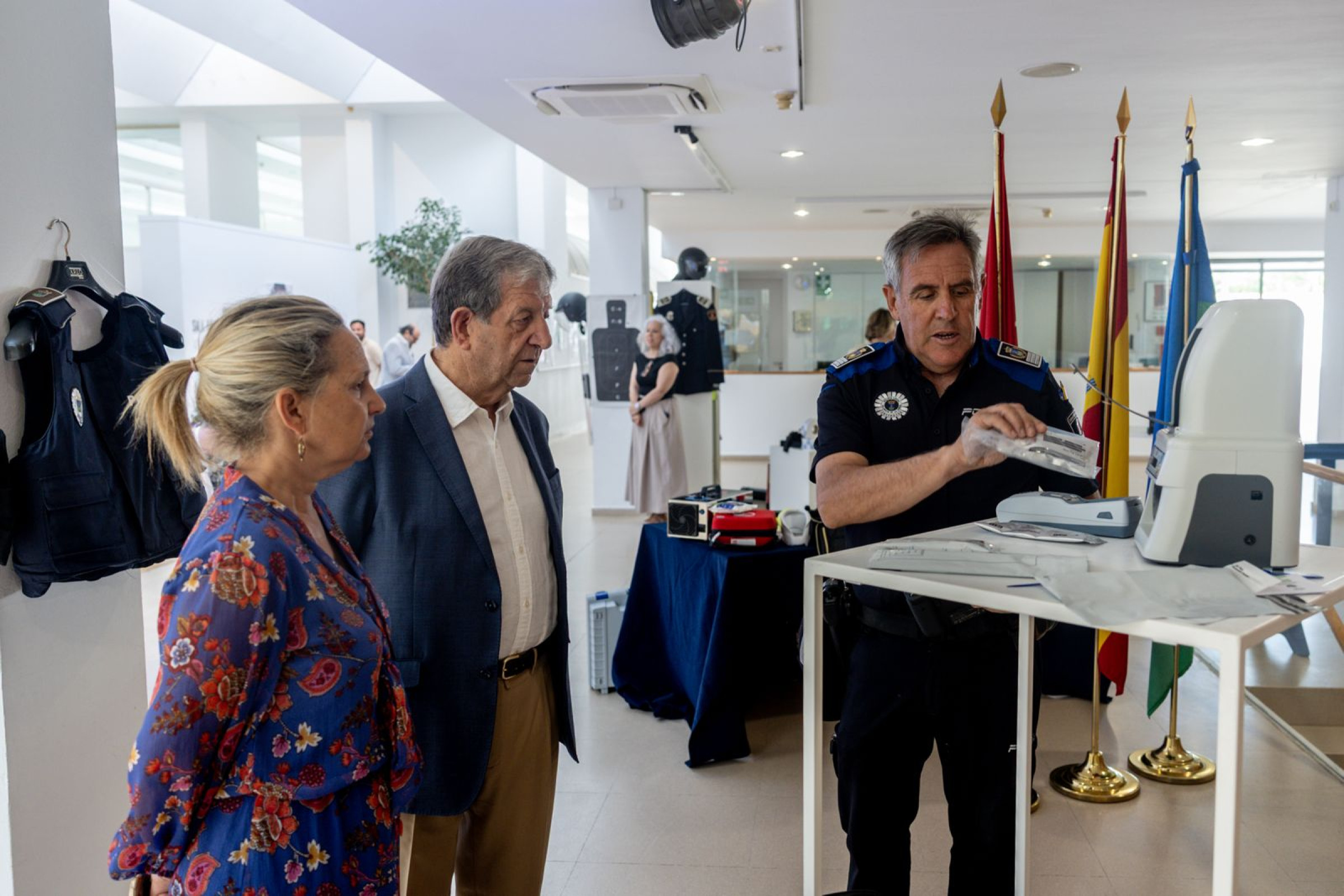 
                                                    La Policía Local de Villanueva de la Cañada muestra sus 40 años de historia en una exposición