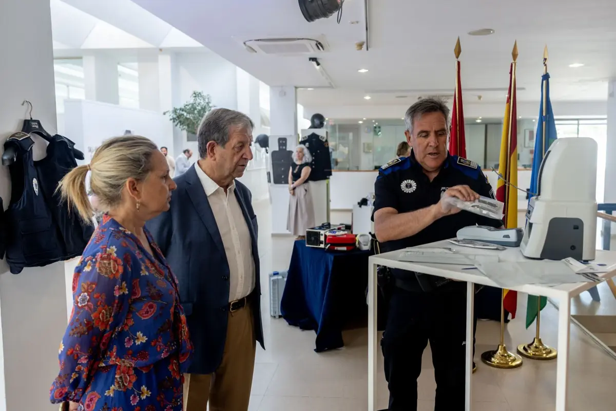 La Policía Local de Villanueva de la Cañada muestra sus 40 años de historia en una exposición