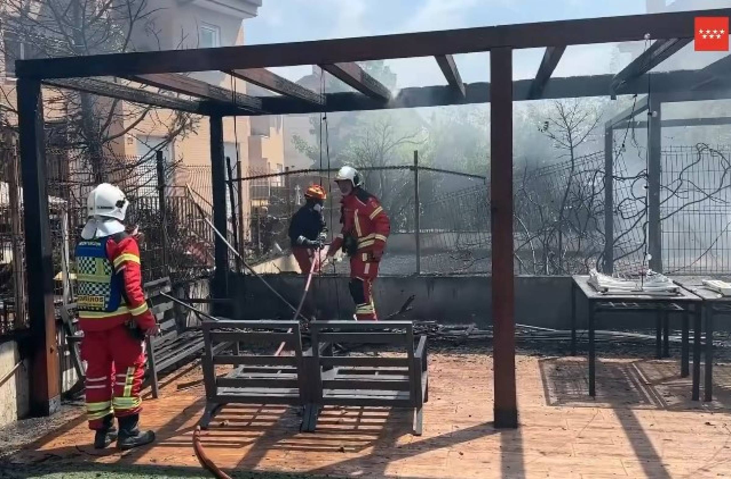 
                                                    Un incendio en las arizónicas de un chalet de Villanueva de la Cañada obliga a intervenir en cuatro viviendas colindantes