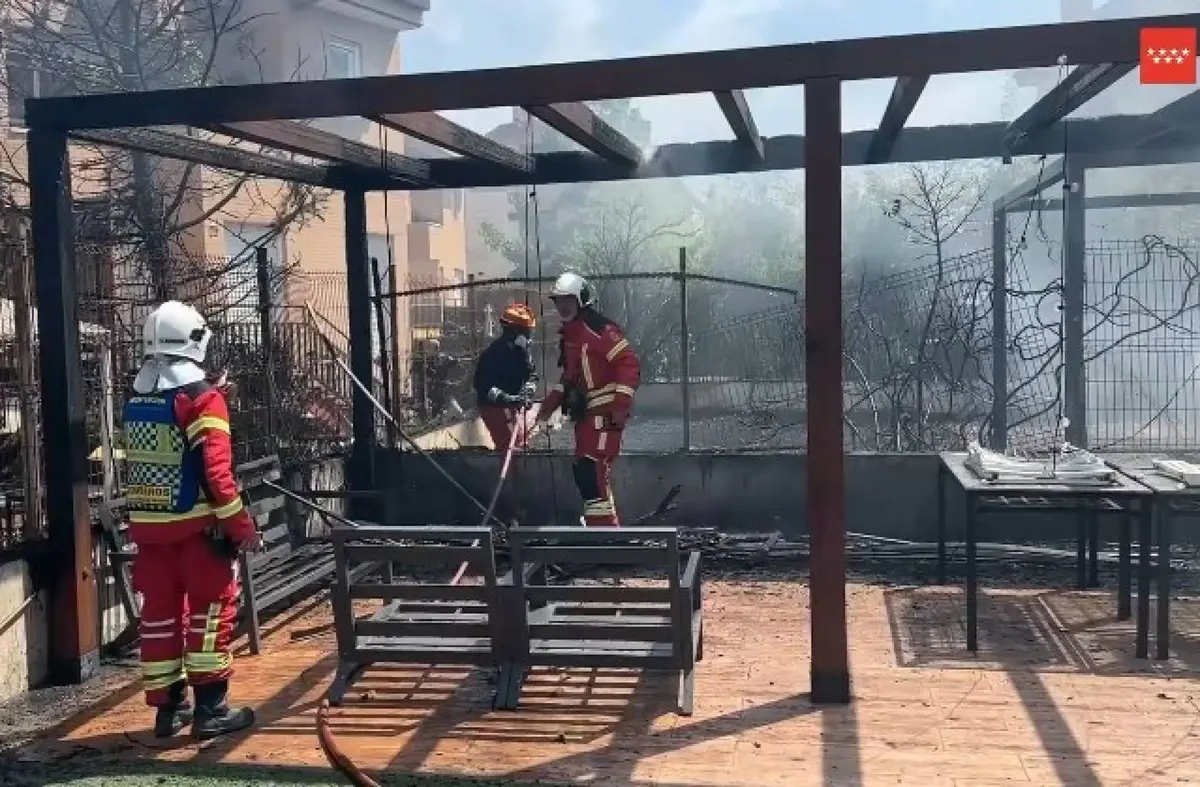 Un incendio en las arizónicas de un chalet de Villanueva de la Cañada obliga a intervenir en cuatro viviendas colindantes