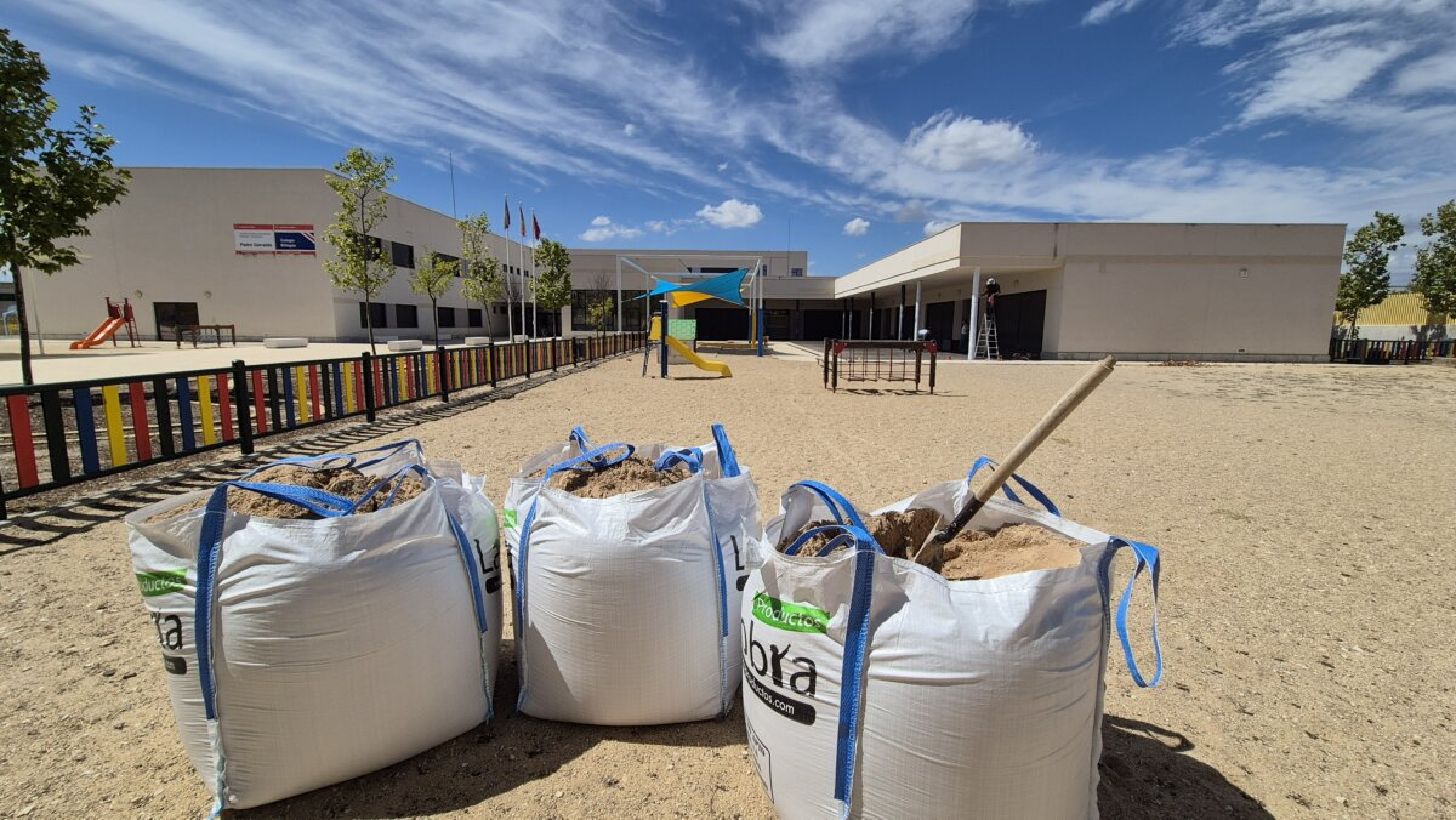 
                                                    El Ayuntamiento de Villanueva de la Cañada realiza obras de mantenimiento en los colegios públicos