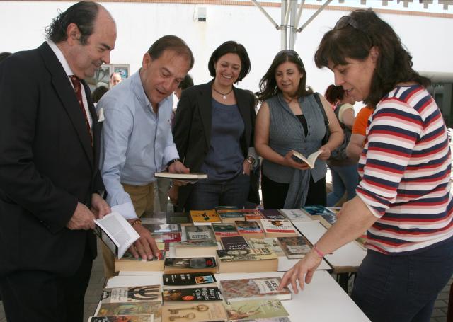 
                                                    La recaudación del mercadillo de libros se destina a la Asociación Nihuersi