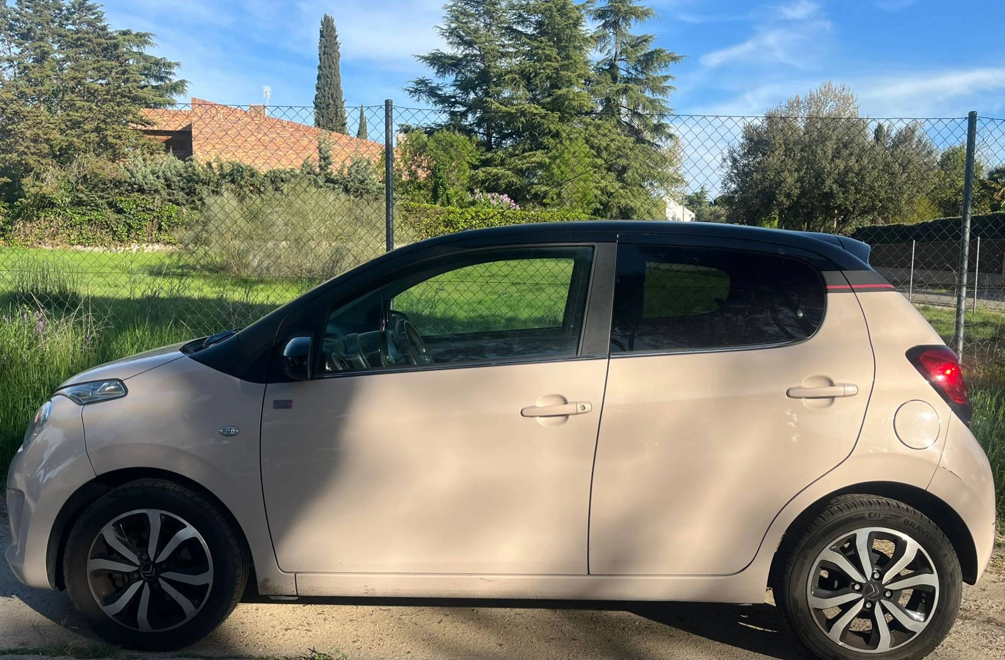 Vendo Citroën: C1 1.0 VTi Elle 5p (Color: rosa palo, combustible: gasolina) por cambio de coche.