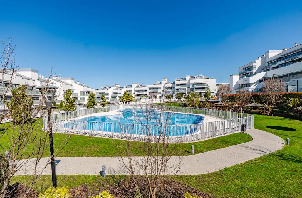 BAJO CON JARDÍN EN ESQUINA